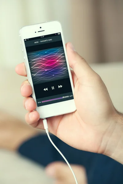 Smartphone de musique dans la main masculine — Photo