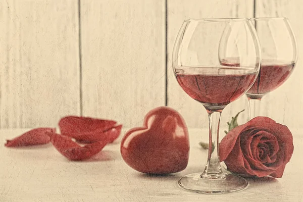 Vinho tinto em copos, rosas e velas — Fotografia de Stock