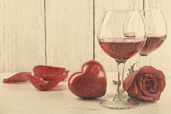 Vino tinto en copas, rosas y velas — Foto de Stock