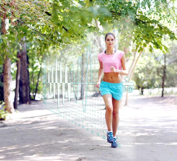 Jeune femme jogging au parc — Photo