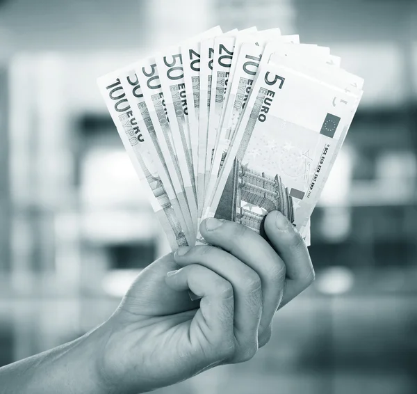 Рука с банкнотами евро — стоковое фото