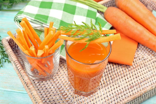 Glas Karottensaft mit Gemüsescheiben — Stockfoto
