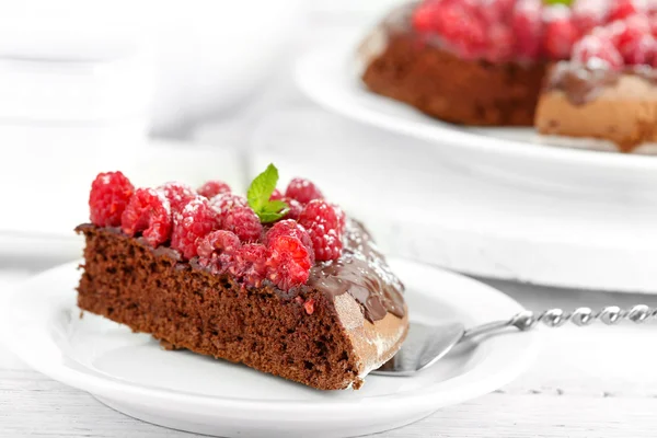 Kuchen mit Schokoladenglasur und Himbeeren — Stockfoto