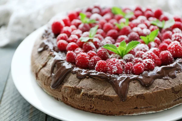 Cake met chocolade glazuur en frambozen — Stockfoto