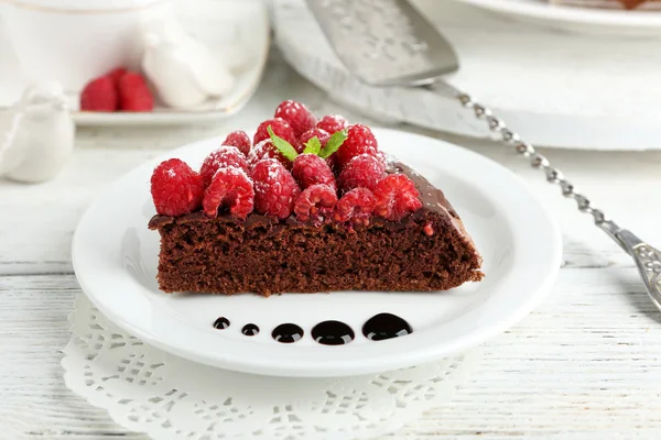 Kuchen mit Schokoladenglasur und Himbeeren — Stockfoto