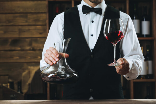 Бармен работает за стойкой на стойке
 