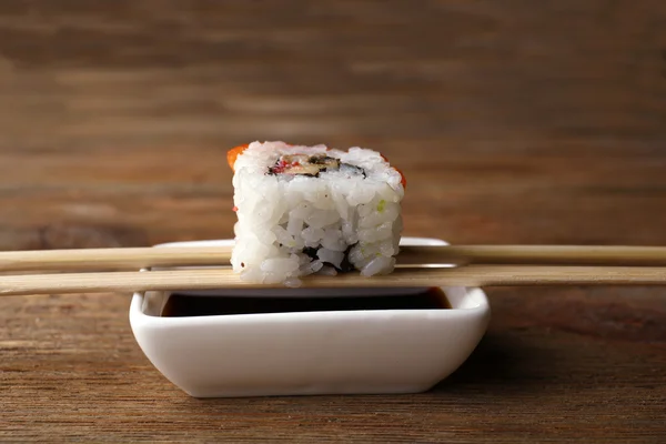 Rotolo con salsa e bastoncini — Foto Stock