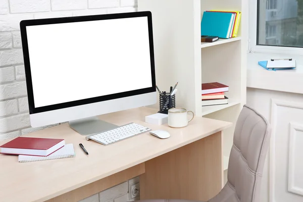 Arbeitsplatz mit Computer im Büro — Stockfoto