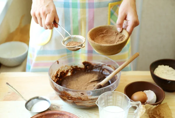 Donna che prepara pasta — Foto Stock