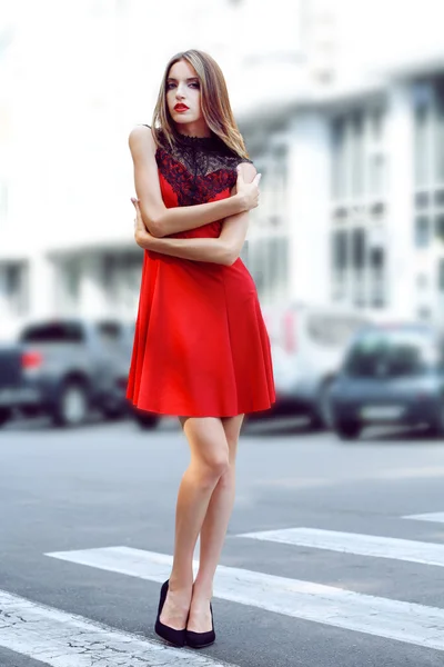 Beautiful girl posing on city street — Stock Photo, Image