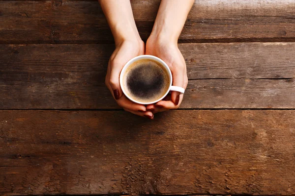 Mani femminili che tengono la tazza — Foto Stock