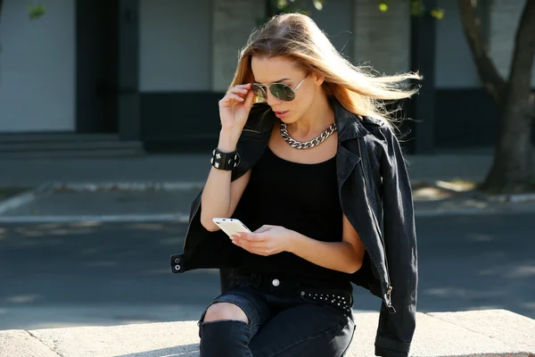 Chica joven posando en la calle de la ciudad — Foto de Stock