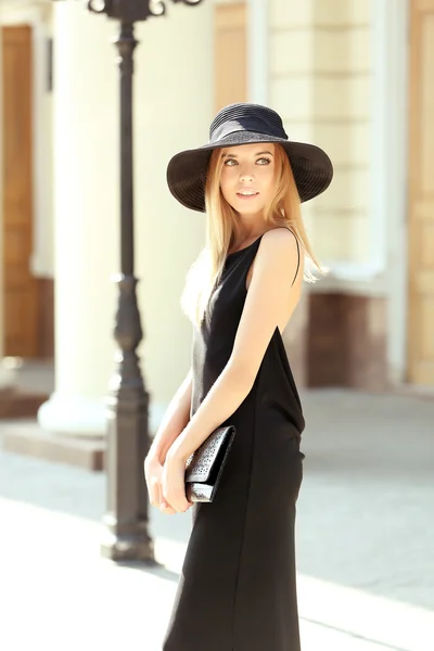 Menina posando na rua da cidade — Fotografia de Stock