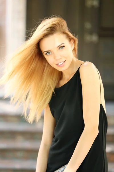 Young girl posing on city street — Stock Photo, Image