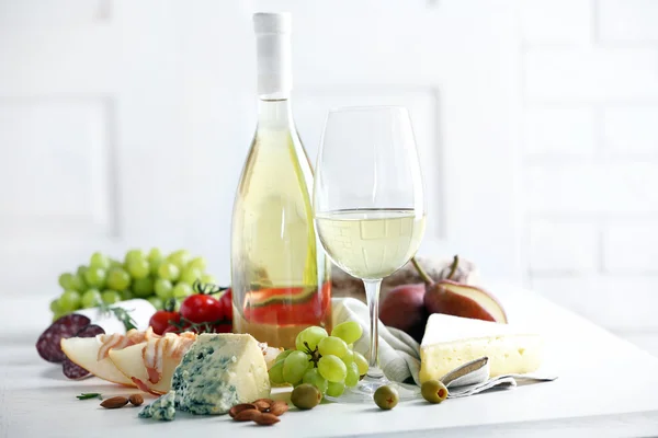 Zátiší s různými typy italských potravin a vín — Stock fotografie