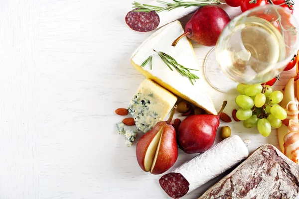 Stillleben mit verschiedenen italienischen Speisen und Weinen — Stockfoto