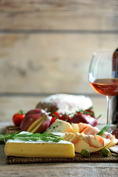 Naturaleza muerta con varios tipos de comida italiana y vino —  Fotos de Stock