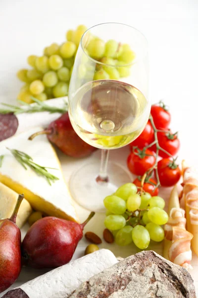 Stilleben med olika typer av italiensk mat och vin — Stockfoto