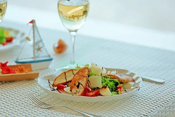 Beyaz hizmet tablo, açık havada lezzetli salata — Stok fotoğraf