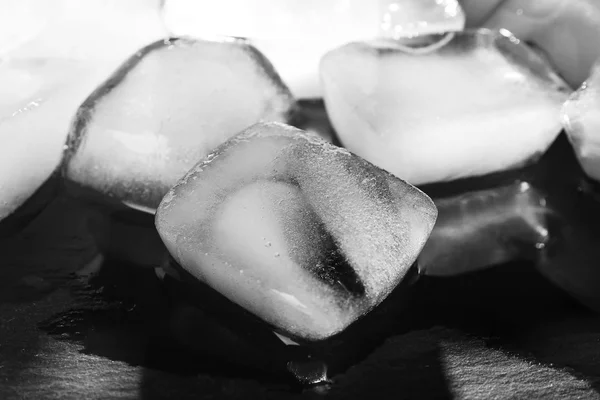Cubos de gelo emaranhados no fundo líquido escuro — Fotografia de Stock