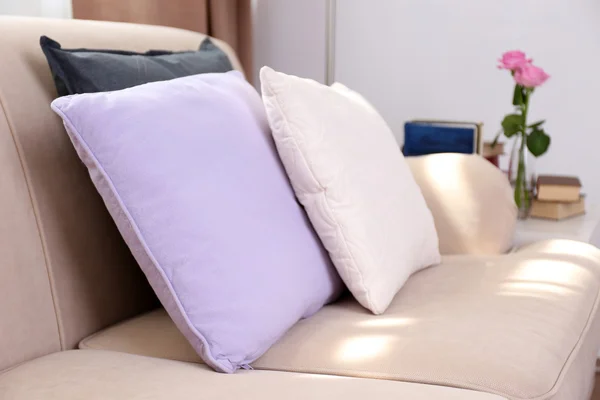 Sofá con almohadas de colores — Foto de Stock