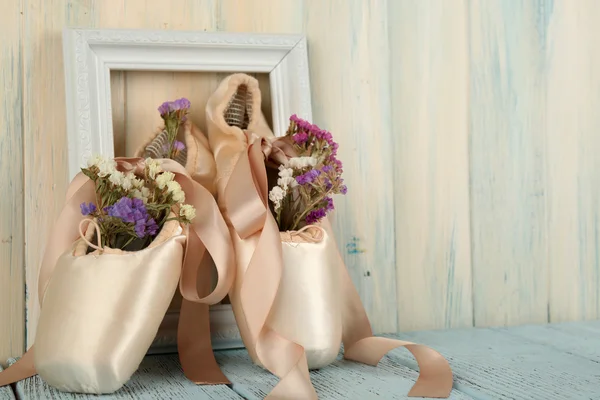 Decorated with flowers ballet shoes — Stock Photo, Image