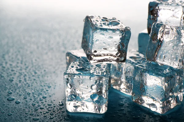 Smeltende ijsblokjes met druppels rond, close-up — Stockfoto