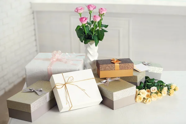 Roztomilý dárkové krabičky a růže — Stock fotografie