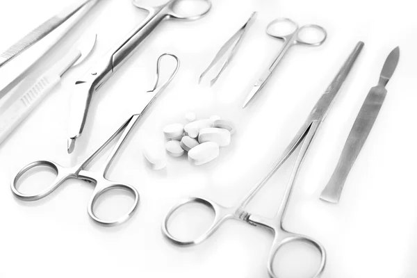 Instruments chirurgicaux sur blanc — Photo