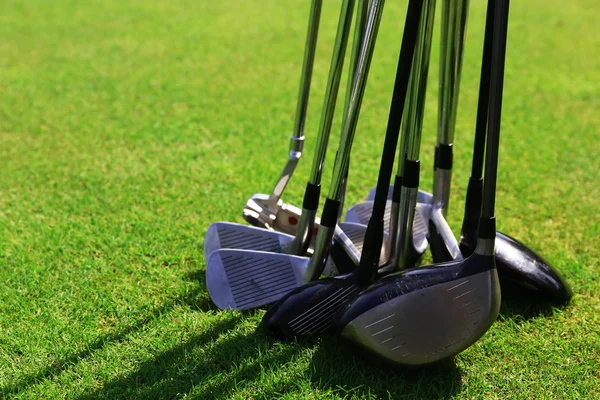 Verschillende dure golf clubs op groene luxe golfbaan — Stockfoto