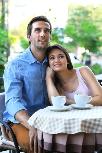 Jong paar in straat café — Stockfoto