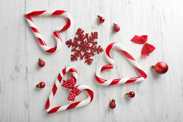 Canes de caramelo de Navidad en primer plano de la mesa —  Fotos de Stock