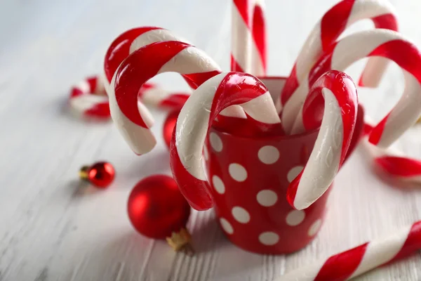 クローズ アップ テーブルの上にカップのクリスマス キャンデー杖 — ストック写真