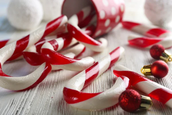 Natal Candy Canes na mesa de close-up — Fotografia de Stock