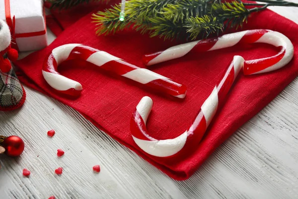 クリスマス テーブルのクローズ アップのキャンディー — ストック写真