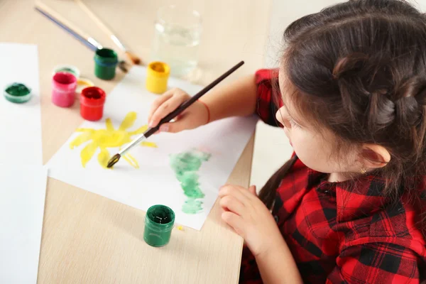 Schattig klein meisje schilderij foto — Stockfoto