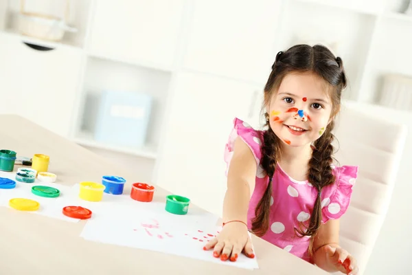 Cute little girl painting picture — Stock Photo, Image