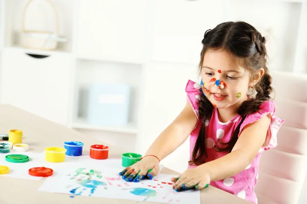 Schattig klein meisje schilderij foto — Stockfoto