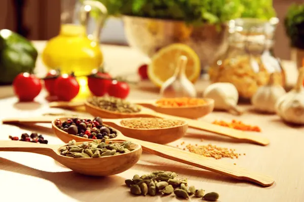Verscheidenheid van kruiden in de lepels op de keukentafel — Stockfoto