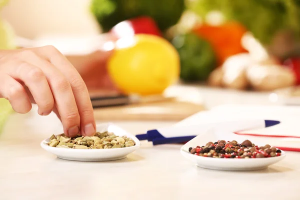 Blanda peppar och kryddor kardemumma, citron på köksbord — Stockfoto