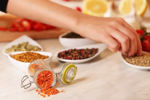 Carottes séchées et variété d'épices sur la table de cuisine — Photo