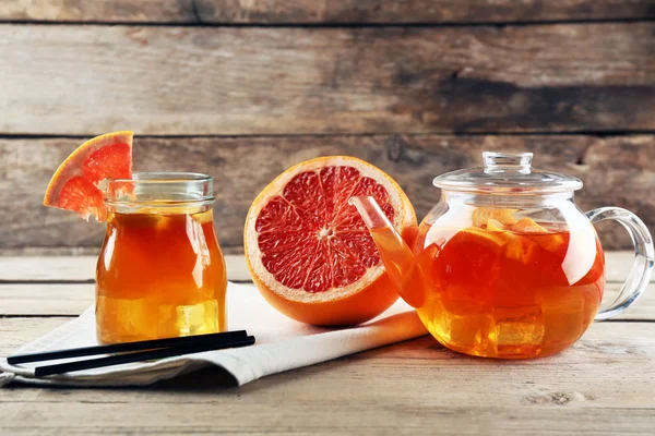 Té helado con limón y pomelo sobre fondo de madera —  Fotos de Stock