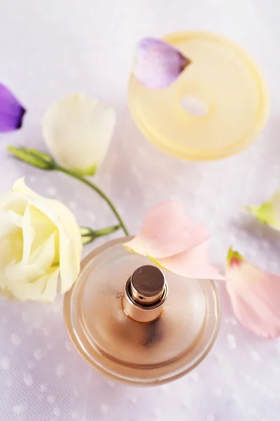 Fles parfum en rozenblaadjes — Stockfoto