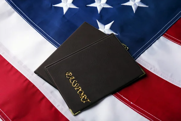 Pasaportes en la bandera americana — Foto de Stock