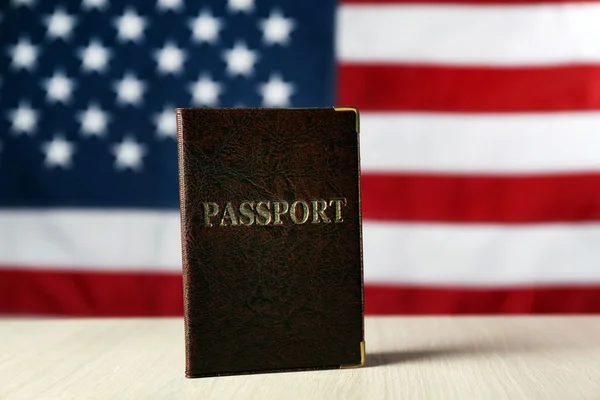 Pasaport Amerikan bayrağı üzerinde — Stok fotoğraf