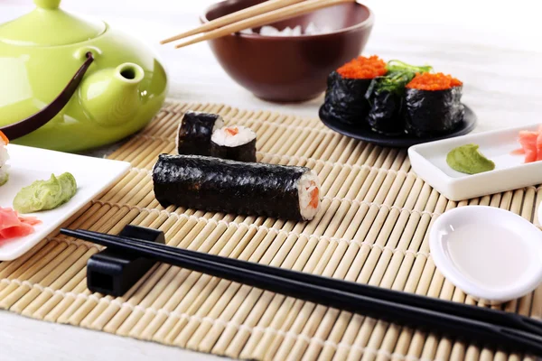 Tabel voor sushi partij geserveerd — Stockfoto