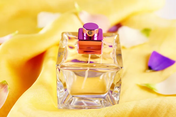 Butelkę perfum i płatki róż — Zdjęcie stockowe