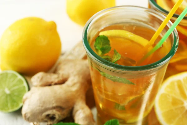 Té helado con limón sobre fondo de madera clara —  Fotos de Stock