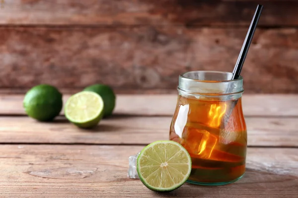 Холодный чай с лимоном на деревянном фоне — стоковое фото