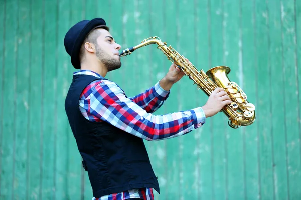 Homme jouant sur saxophone — Photo